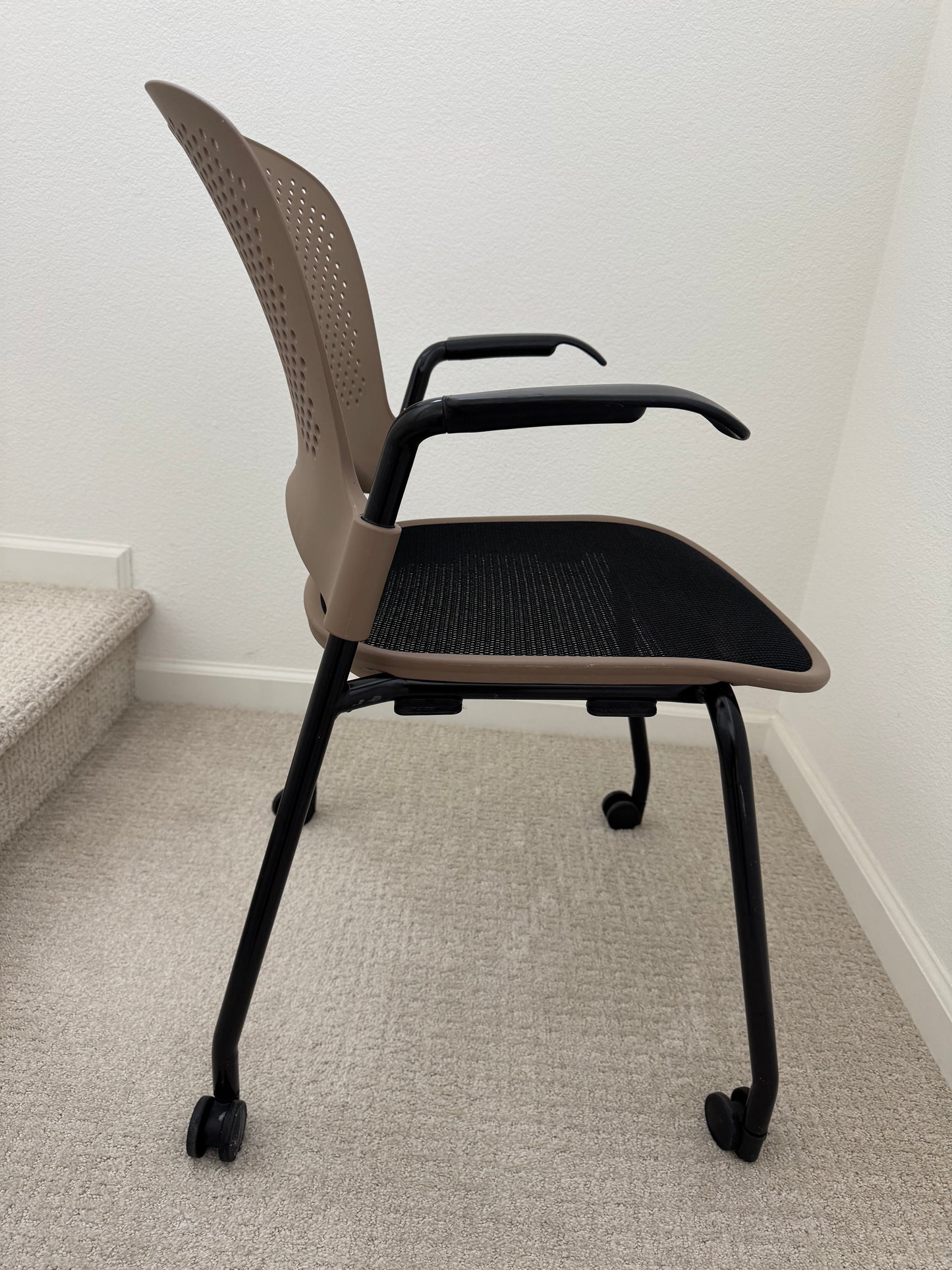 Pre owned Herman Miller Caper Guest / Rolling Conference/Stacking / Office Chair