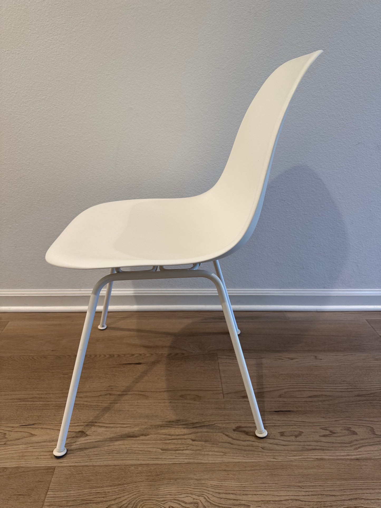 2018 Authentic Herman Miller Eames Modeled Plastic Arm chair / Side chair
