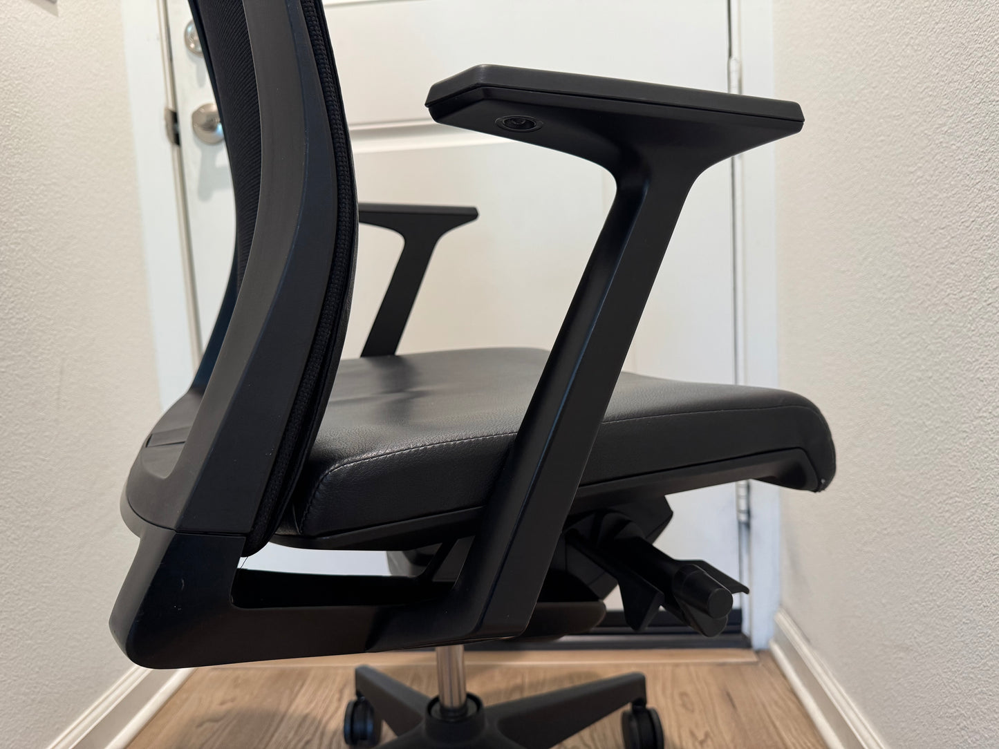 Premium Refurbished Haworth Very office chair/ conference chair