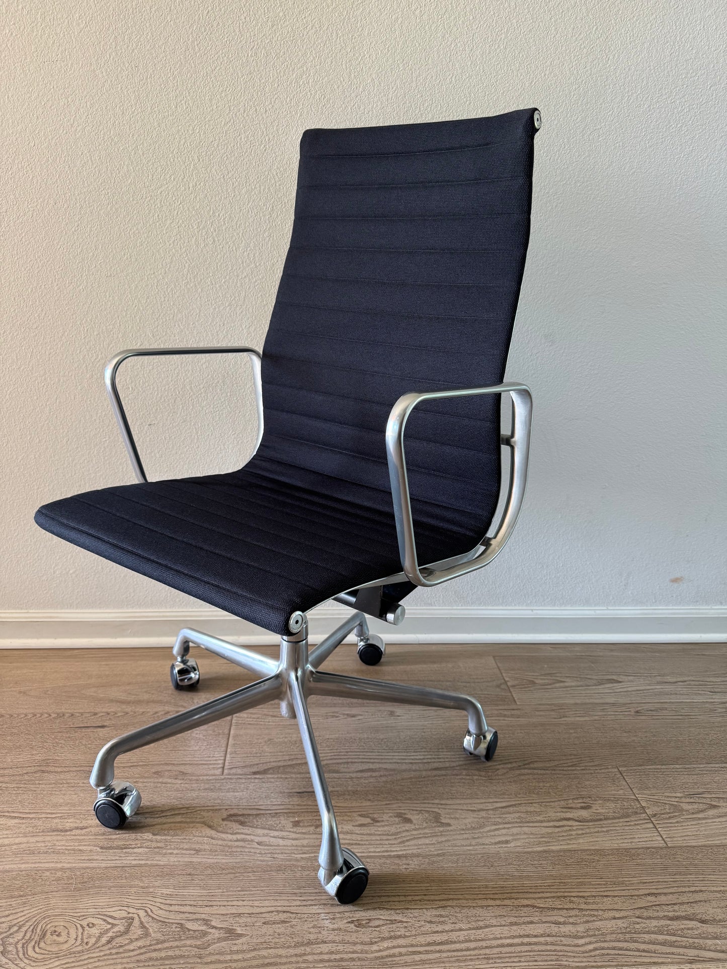💯 Authentic Herman Miller Eames Aluminum Group Executive Chair( High Back)