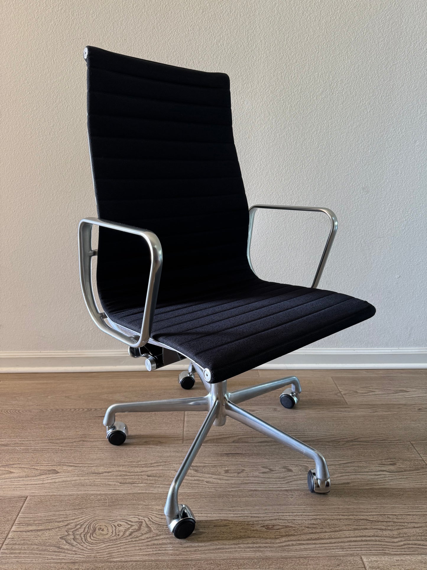 💯 Authentic Herman Miller Eames Aluminum Group Executive Chair( High Back)