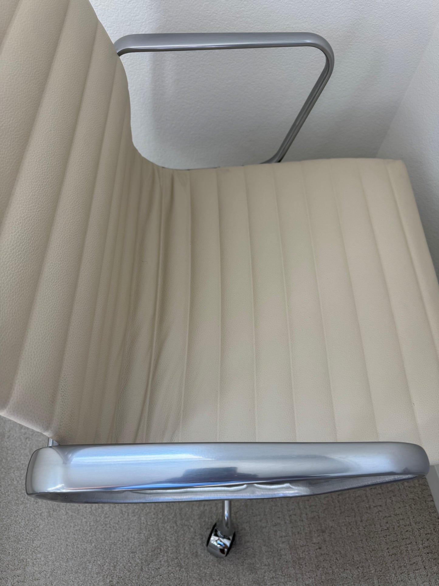 2025 Brand New Herman Miller Eames Management Office Chair With cream Vicenza leather
