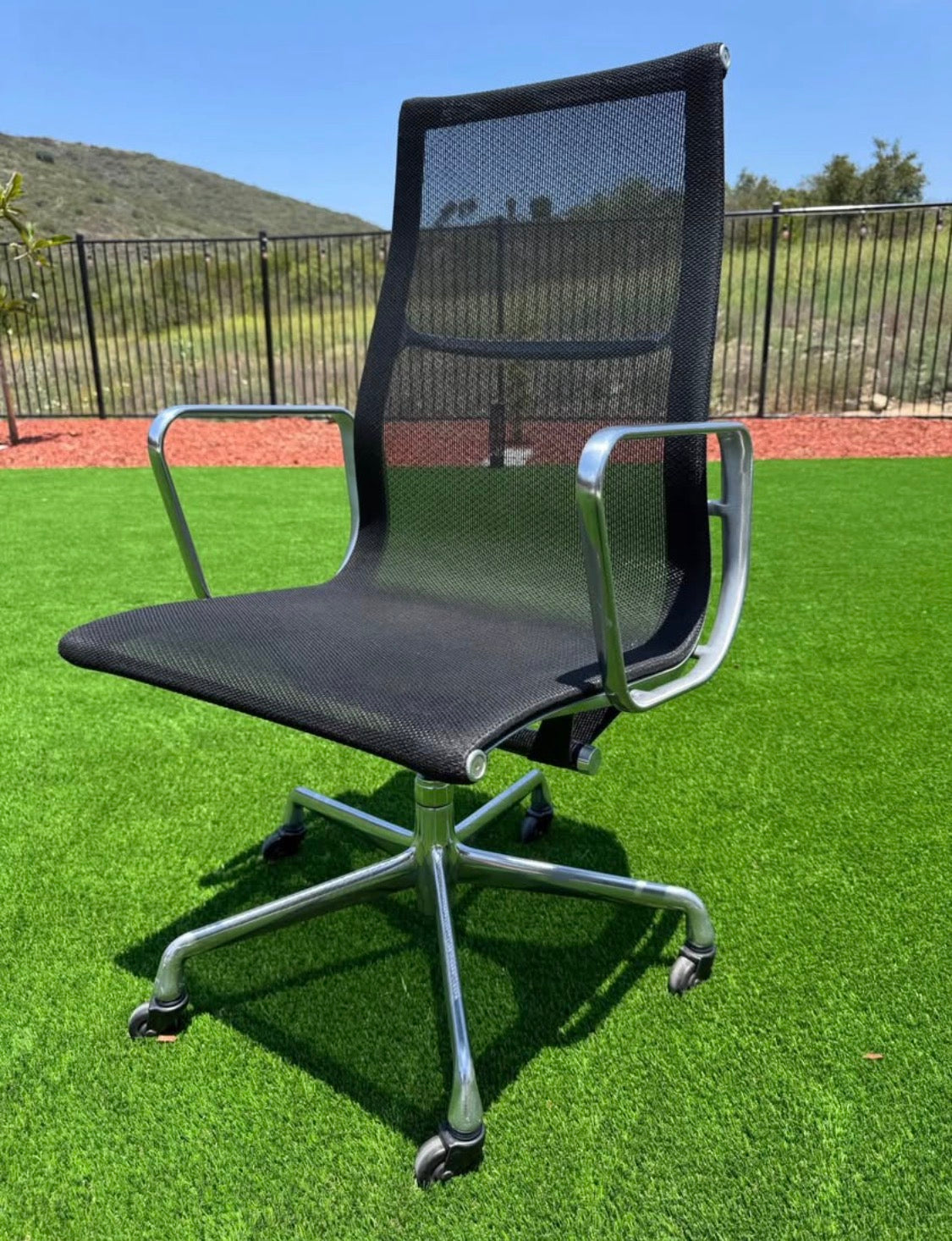 💯 Authentic Herman Miller Eames Aluminum Group Executive Chair( High Back)
