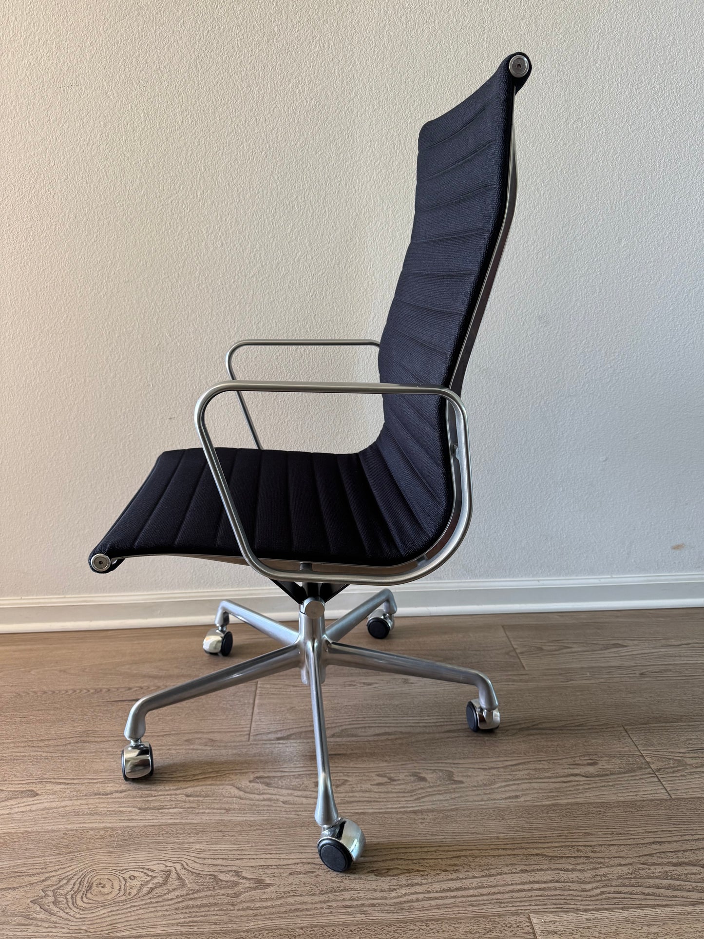 💯 Authentic Herman Miller Eames Aluminum Group Executive Chair( High Back)